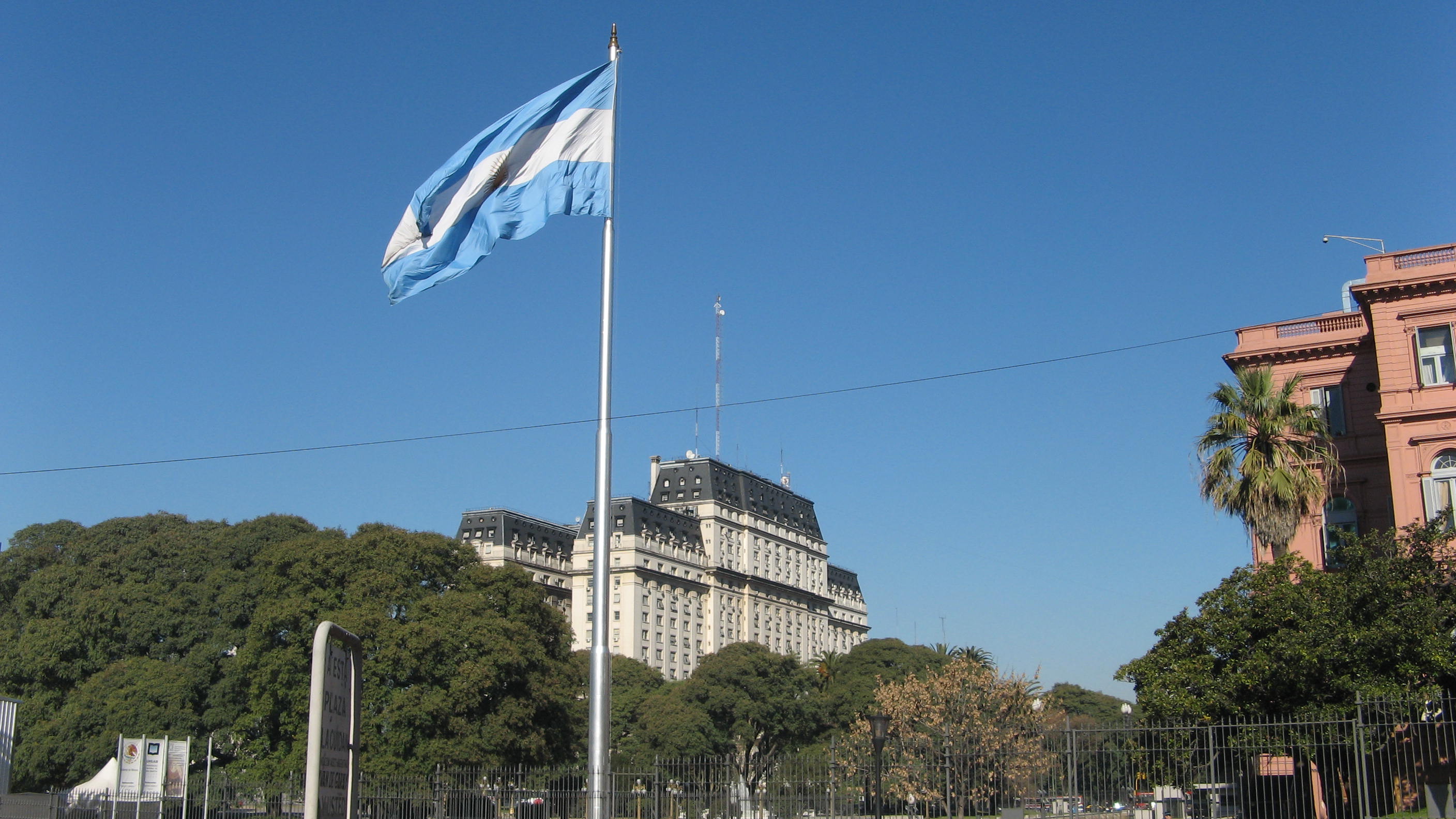 Bandiera argentina dietro la Casa Rosada