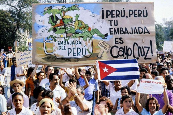 fedeli della rivoluzione portestano contro chi vuole scappare da Cuba