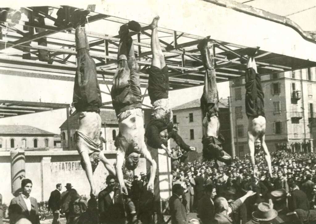 Mussolini_e_Petacci_a_Piazzale_Loreto,_1945